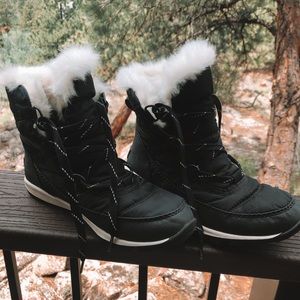Lightly used size US 6 black Sorel winter boots